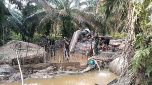 Cuaca Tidak Lunturkan Semangat Satgas TMMD Ke-110 Kodim 0313 /KPR Bangun Box Culvert