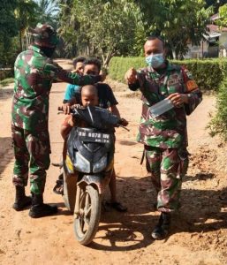 Satgas TMMD Ke-110 Sosialisasi Prokes Covid-19 dan Bagi Masker Kepada Masyarakat