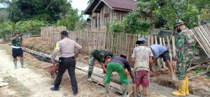 Bhabinkamtibmas Koto Ruang Ikut Membantu Satgas TMMD Ke- 110 Dalam Pengecoran Drainase