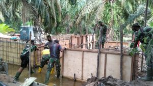 Terhalang Kendala, Satgas TMMD Ke-110 dan Masyarakat Tetap Semangat Bekerja