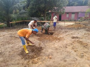 Turut Menyukseskan TMMD Ke- 110, Babinsa Koramil 09/Langgam Penuh Semangat Bantu Bangun Pondasi Rumah Warga
