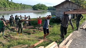 Sukseskan Program TMMD Kodim 1711/BVD, Masyarakat Bantu Satgas Angkut Kayu
