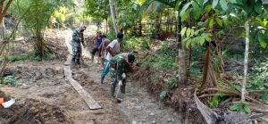 Satgas TMMD Merapikan Lubang Untuk Pemasang Mal Drainase di Bagian Lainnya