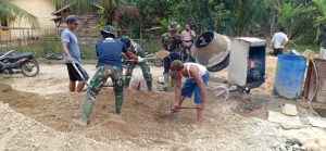 Satgas TMMD Ke- 110 dan Bhabinkamtibmas Serta Masyarakat Bergelut dengan Bahan Material Pengecoran Drainase