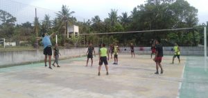 Cara Unik Dilakukan Satgas TMMD Ke-110 Kodim 0313/ KPR, Lepas Lelah Bermain Volly Bersama Warga