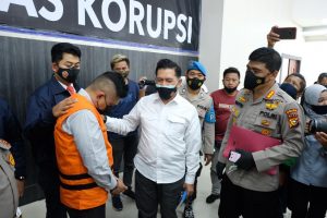 Tim Saber Pungli Polda Riau Lakukan OTT Terhadap Sekcam Binawidya Pekanbaru