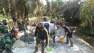 Satgas TMMD Ke- 110 Kodim 0313/ KPR bersama Masyarakat  lakukan Pengecoran Box Culvert