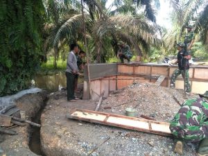 Proses Pengecoran Box Culvert Sudah Kering , Satgas TMMD Ke-110 Kodim 0313 KPR Lepas Papan Mall