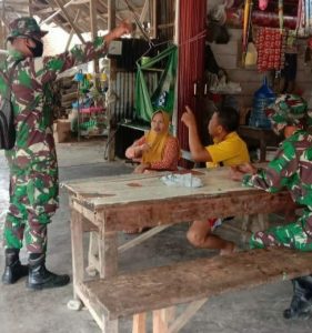 Tak Pernah Bosan, Satgas TMMD Ke-110 Kodim 0313/ KPR Terus Sosialisasikan Prokes Kepada Masyarakat