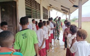 Tingkatkan Kedisiplinan Murid SD YPPK Kampung Kawagit, Personil Satgas TMMD Latihkan PBB
