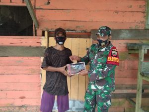 Babinsa Giatkan Komsos Sekaligus Berikan Kain Sarung Kepada Warga