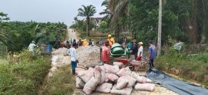 Gunakan Molen, Satgas TMMD Ke-110 Kodim 0313 /KPR Percepat Proses Pengecoran Box Culvert