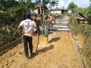 Danramil 13/Rokan Selaku Perwira Pengawas Mengecek Pekerjaan Semenisasi TMMD Ke -110