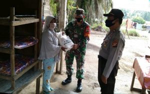Peduli Sesama, Babinsa Tambusai Berbagi Sembako Dengan Warga Yang Kurang Mampu