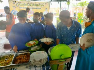 Berbagi Makan Siang Gratis setiap Jumat oleh Satreskrim Polres Kampar Diminati Warga