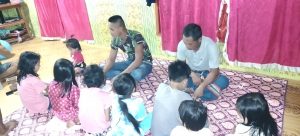 Satgas TMMD Ke- 110 Kodim 0313/KPR Dampingi Anak-anak Belajar Dirumah