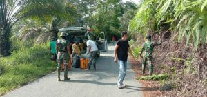 Wujudkan Lingkungan Sehat, Satgas TMMD Ke-110 Kodim 0313/ KPR Goro bersama Warga Bersihkan Bahu Jalan