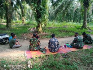 Tidak Mengenal Tempat, Satgas TMMD Ke-110 Kodim 0313/ KPR Gencar Lakukan Komsos