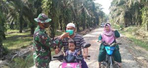 Dorong Warga Patuhi Prokes, Satgas TMMD Ke-110 Kodim 0313 /KPR bagikan Masker Gratis