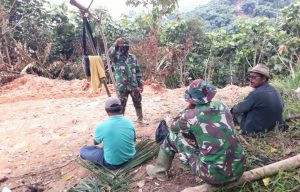 Sambil Komsos, Satgas TMMD Ke-110 Kodim 0313 / KPR Sosialisasikan Bahaya Karhutla