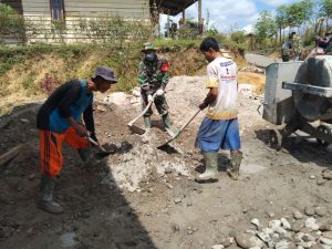 Babinsa Koramil 07/Kampar Kodim 0313/Kpr Bersama Masyarakat Goro Semenisasi Jalan