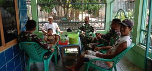 Gunakan Metode Komsos, Satgas TMMD Ke-110 Kodim 0313/ KPR Sosialisasi Prokes Kepada Warga