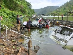 Bersama Warga, Babinsa Merangin Bantu Evakuasi Mobil Pu Dari Sungai