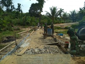 Satgas TMMD Ke- 110 Kodim 0313/KPR Bersama Masyarakat Semakin Semangat Bekerja Dipenghujung Waktu