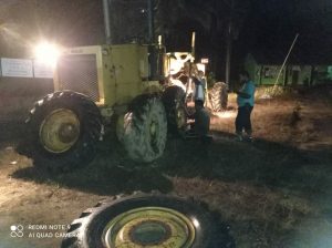 Walaupun Malam Hari, Satgas TMMD Bantu Mekanik Perbaiki Alat Berat