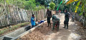 Satgas TMMD Ke- 110 Bersama Masyarakat Memplaster Drainase yang Siap Dibangun