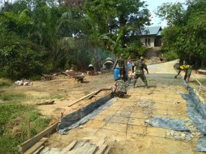 Satgas TMMD Ke-110 Bersama Masyarakat Membangunan Semenisasi dan Memasang Wiremesh Diujung Jembatan
