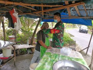 Babinsa Koramil 07/Kampar Kodim 0313/Kpr Turun Langsung di Lapangan berbagi Masker untuk Warga