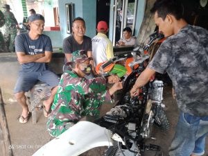 Serma Andri Mirzal Anggota Satgas TMMD Ke- 110 Kodim 0313/KPR Jadi Montir Dadakan Perbaiki Motor warga