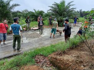 Bersama Warga, Anggota Satgas TMMD Ke-110 Kodim 0313/ KPR Goro Timbun Jalan Berlobang