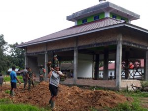 Satgas TMMD Ke- 110 Kodim 0313/Kpr Laksanakan Penimbunan Halaman Mesjid Al-Mukaromah