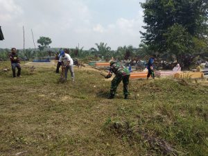 Tradisi Bersihkan Makam Babinsa Koramil 09/Langgam Bersama Warga Lakukan Kerja Bakti
