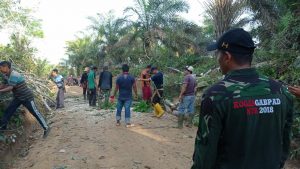 Capai Hasil Maksimal, Satgas TMMD Ke-110 Kodim 0313 /KPR Lakukan Goro Rapikan Badan Jalan