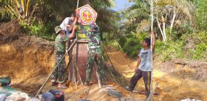 Mendekati Akhir TMMD Ke-110 Kodim 0313/ KPR , Anggota Satgas Bangun Tugu Prasasti