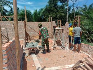 Jalin Kerjasama dan Bina Hubungan yang Harmonis, Babinsa Koramil 09/Langgam Bantu Bangun Rumah Warga