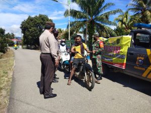 Babinsa Koramil 13/Rokan Melaksanakan Yustisi Siang Hari Sebagai Pencegahan Covid- 19