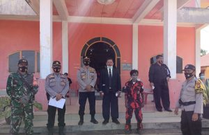 Babinsa Bersama Anggota Polsek Laksanakan PAM dan Pantau Prokes di Gereja HKBP