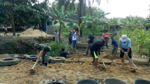 Babinsa Bersama Warga Gotong-royong Bersihkan Saluran Air