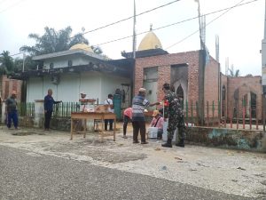 Babinsa Bantu Warga Goro Pengecatan Masjid Dalam Menyambut Bulan Suci Ramadhan