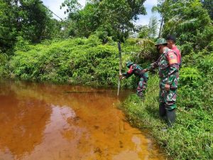 Antisipasi Karhutla, Babinsa Koramil 04/PKL Kuras Cek Embung