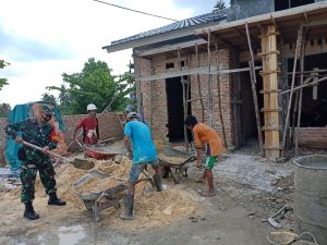 Buktikan Kepedulian Kepada Warga Binaan, Babinsa Koramil 03/Bunut Bantu Bangun Rumah Warga