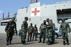 TNI AL Kirim Bantuan Ke NTT dengan KRI Semarang-594
