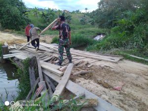 Babinsa Memperbaiki Jembatan yang Rusak Bersama Masyarakat