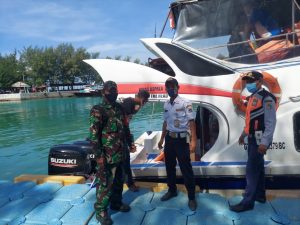 Cegah Penyebaran Covid-19, Babinsa Pulau Pari Perketat Jalur Dermaga Kedatangan Kepulauan Seribu