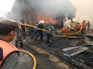 Babinsa Koramil 05/Tanah Abang Bantu Tangani Kebakaran Pasar Kambing Tanah Abang