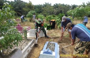 Jelang Ramadhan, Babinsa Koramil 16/Tapung dan Masyarakat Desa Sibuak Bersihkan Makam